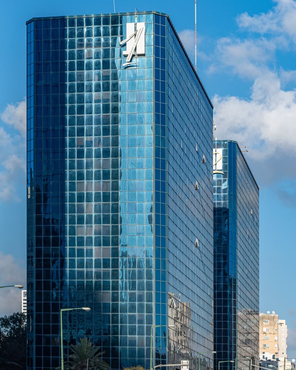 מגדלי התאומים ברחוב ז׳בוטינסקי ברמת גן, שני מגדלי זכוכית כחולים מול שמיים בהירים